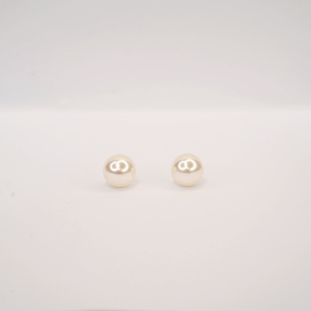 Essential pearl studs
