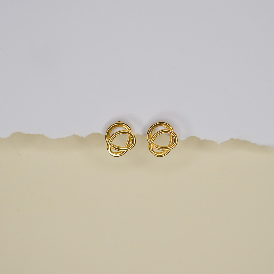 Double swirl studs
