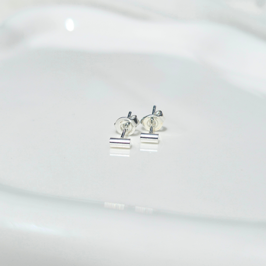 Soft horizon studs