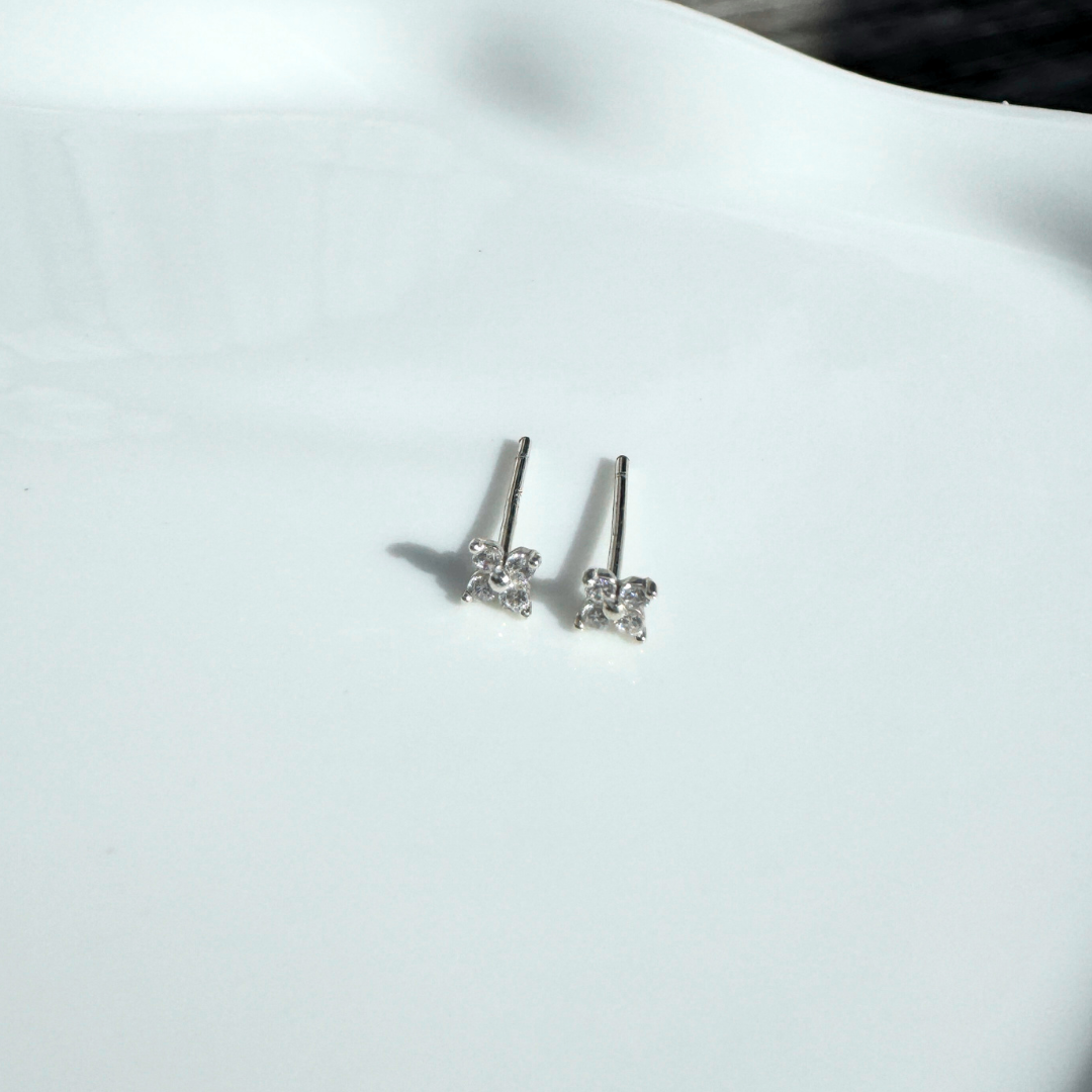 Shimmering clover studs